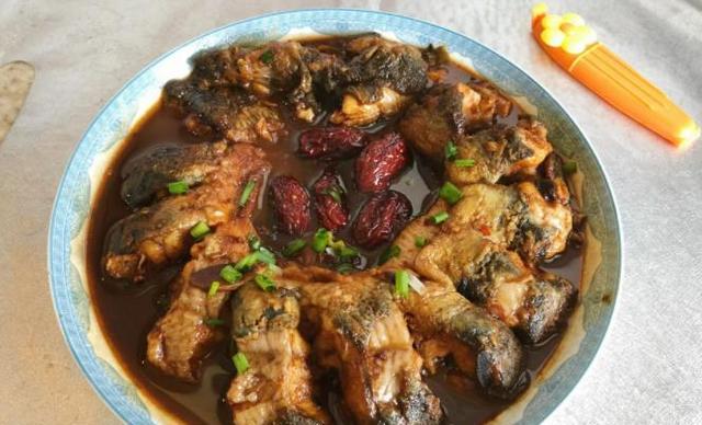 上海市|价值800多？上海钓鱼人在河道钓获罕见的大江鳗，钓鱼人：送人了