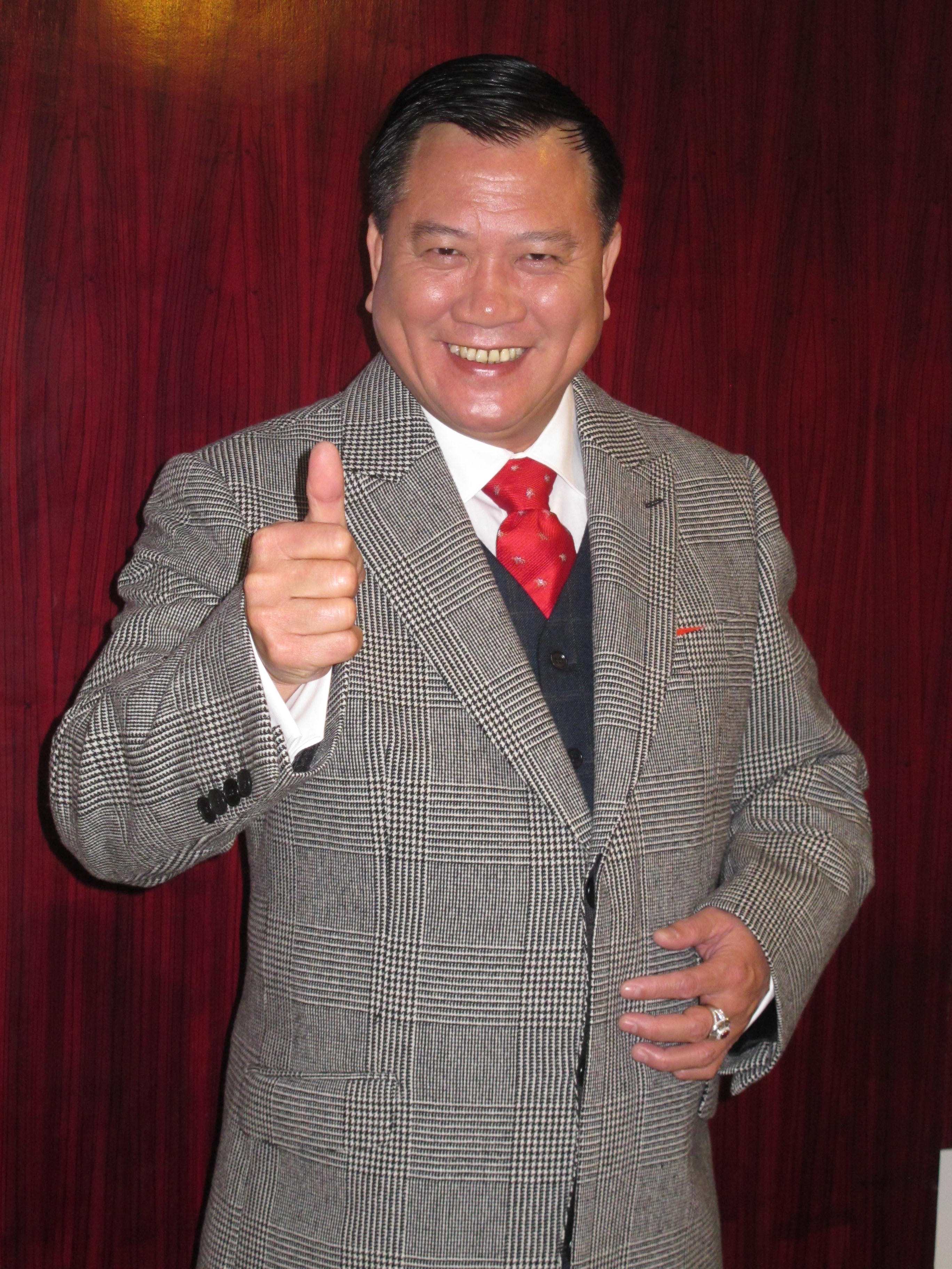 万梓良|65岁万梓良宝刀未老！片场公开戏谑年轻女演员，大哥风范不减当年