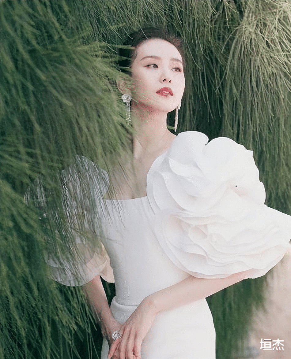 刘诗诗|“英年早婚”刘诗诗:大婚获吴奇隆10亿彩礼,为何躲刘亦菲12年?