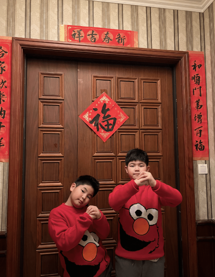 胡可|11岁安吉被拍长高变胖眯眯眼抢镜,胡可腹部隆起明显被质疑怀三胎