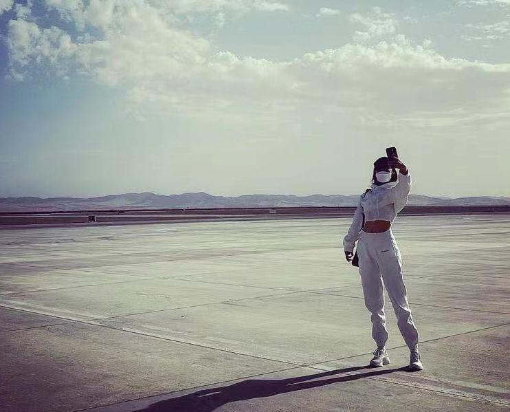 倪妮|33岁倪妮晒近照，穿紧身运动衣在厕所秀腹肌，身后马桶实力抢镜