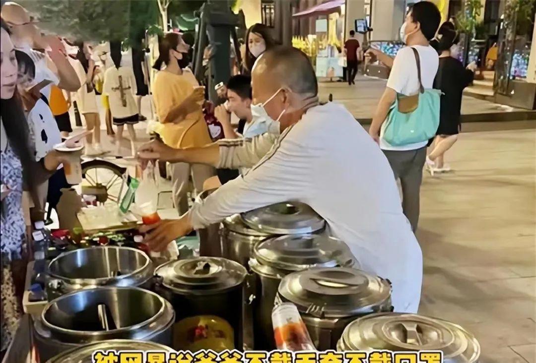 武汉卖2元糖水的爷爷惨遭网暴，年度最悲哀的热搜出现了