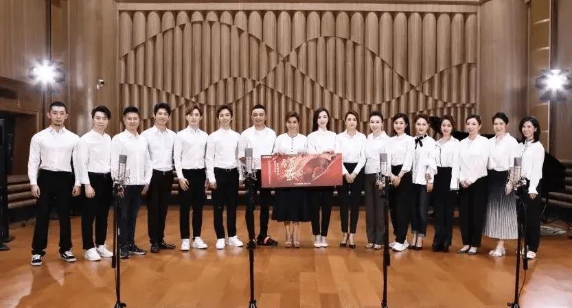 淮滨|央视女主持天团合体，张蕾穿职场装像“女干部”，167朱迅个矮霸气站C位