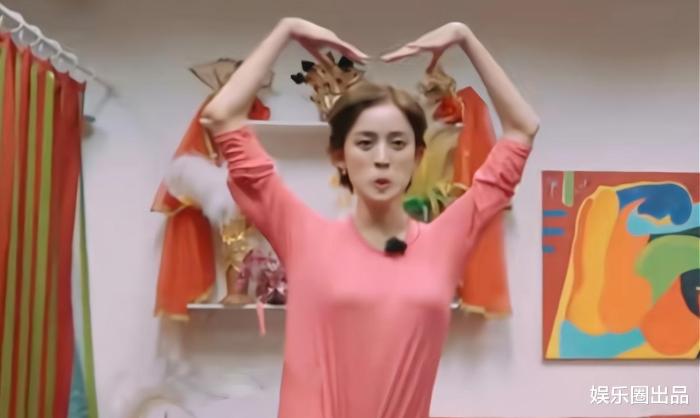 古力娜扎|娜扎穿打底衫拍节目,拍照动作引热议,网友:放飞自我了?