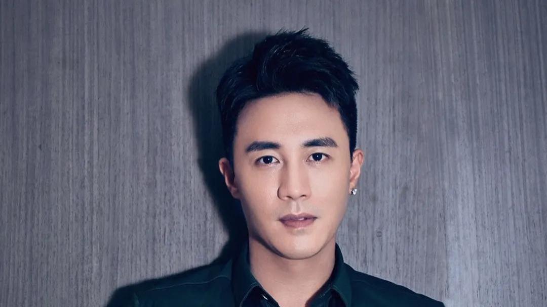 杜淳|41岁杜淳晒全家福！甜蜜偷亲小11岁二婚老婆，女方一脸娇羞好恩爱