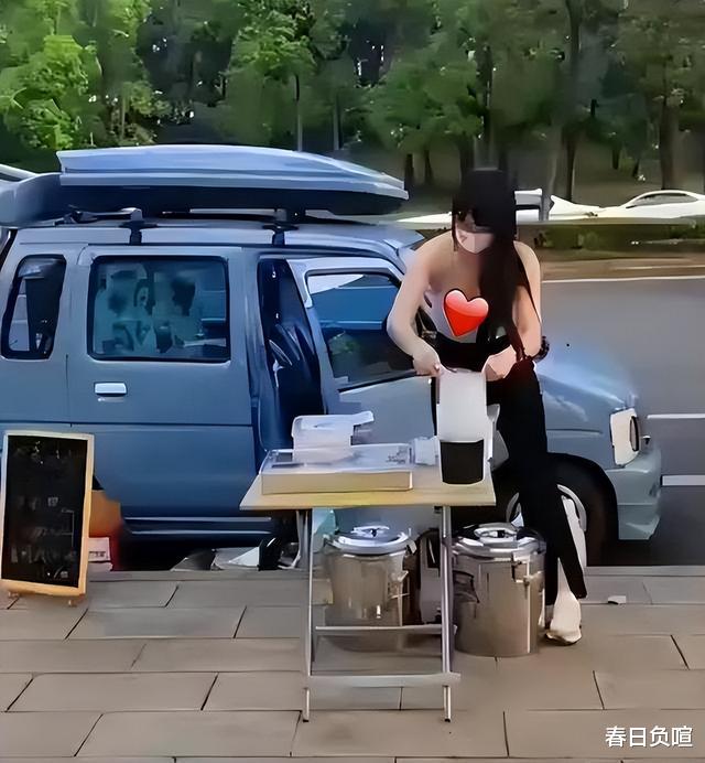 回顾:成都女子街头卖冰粉,打扮穿搭成焦点,网友:支持冰粉西施