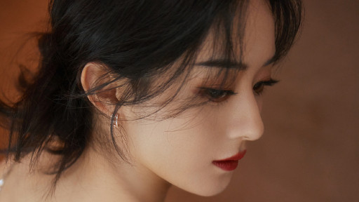 赵丽颖|赵丽颖直播活动黑色吊带长裙，光影氛围感，彰显成熟气场