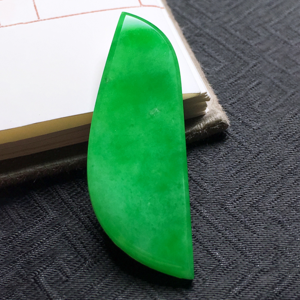 翡翠|随形翡翠是边角料，压根不值钱？殊不知它的价值在于不可复制