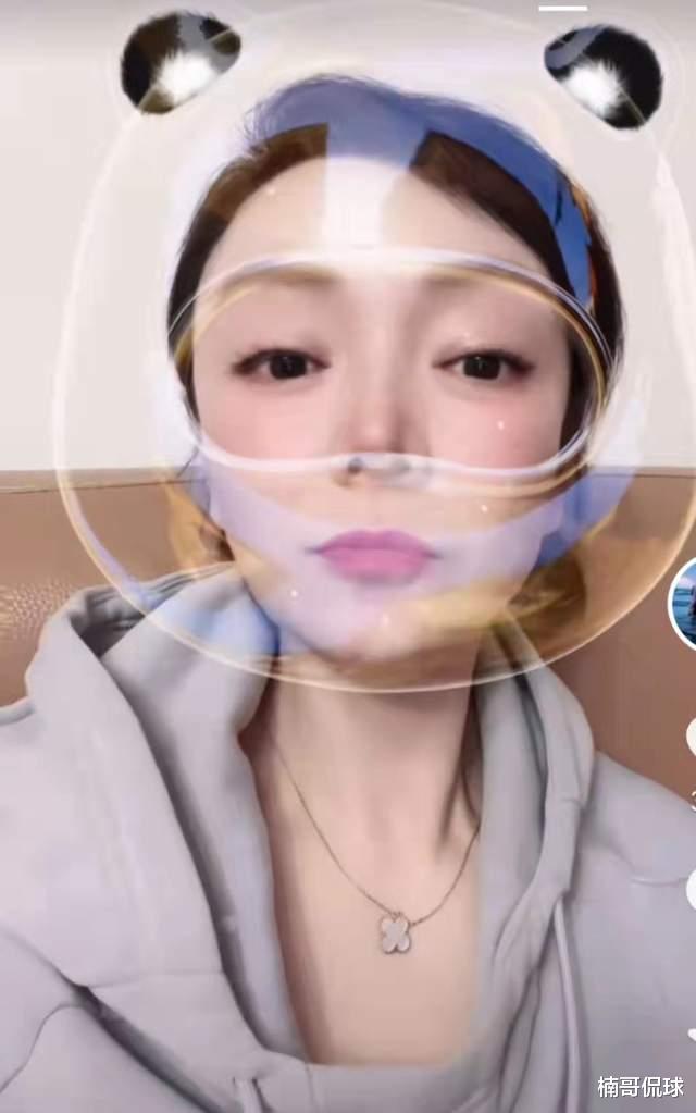 胡明轩|胡明轩母亲久违现身！年过50依然年轻，大15岁老公身体健硕当教练