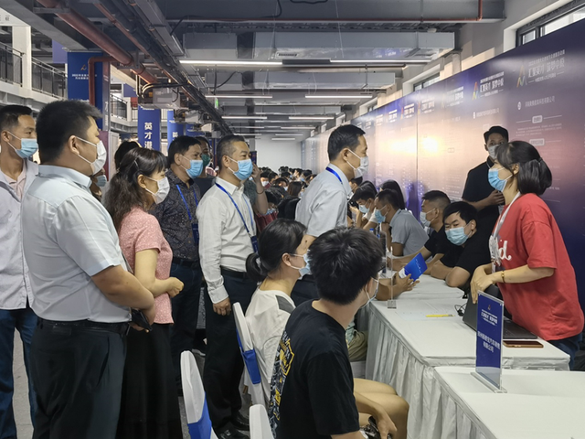 招聘|中原区“汇聚英才 筑梦中原”优秀人才招聘会拉开序幕