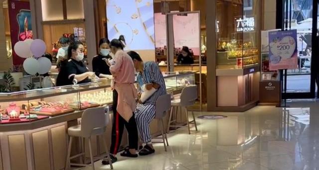 男子打着石膏陪老婆去买首饰,网友:你猜他的胳膊是怎么断的