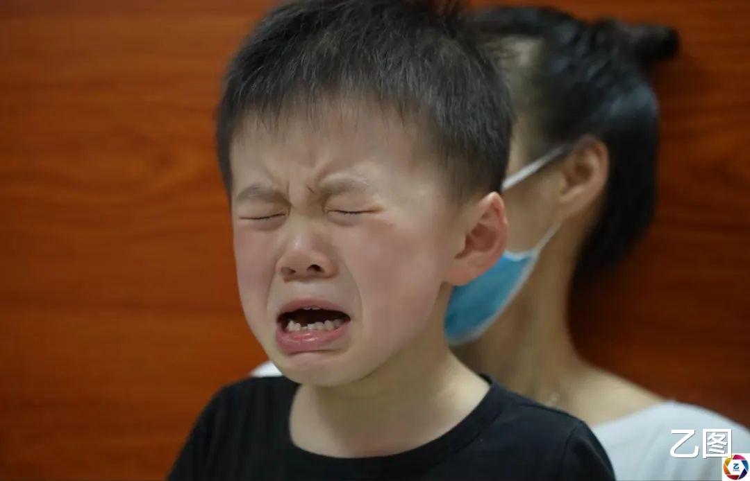 丈夫患病后俩儿子又确诊,年轻妈妈数次想一走了之,却难以割舍
