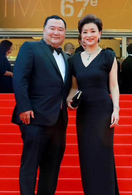 杨澜|杨澜与女儿牵手逛街,20岁女儿已亭亭玉立,网友:幸亏不像爸爸