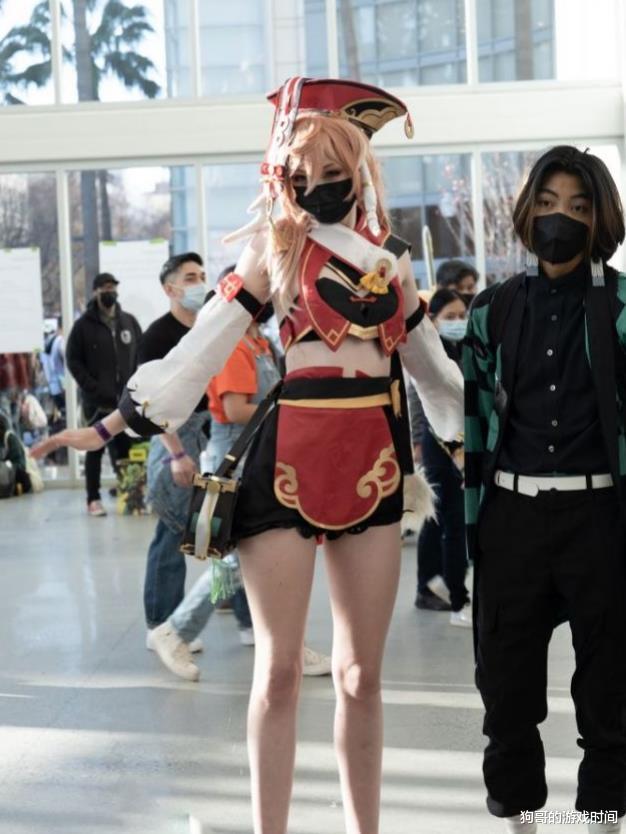 更衣人偶|原神：北美漫展原神coser，阿贝多绝美，这个绫华来自山口组？