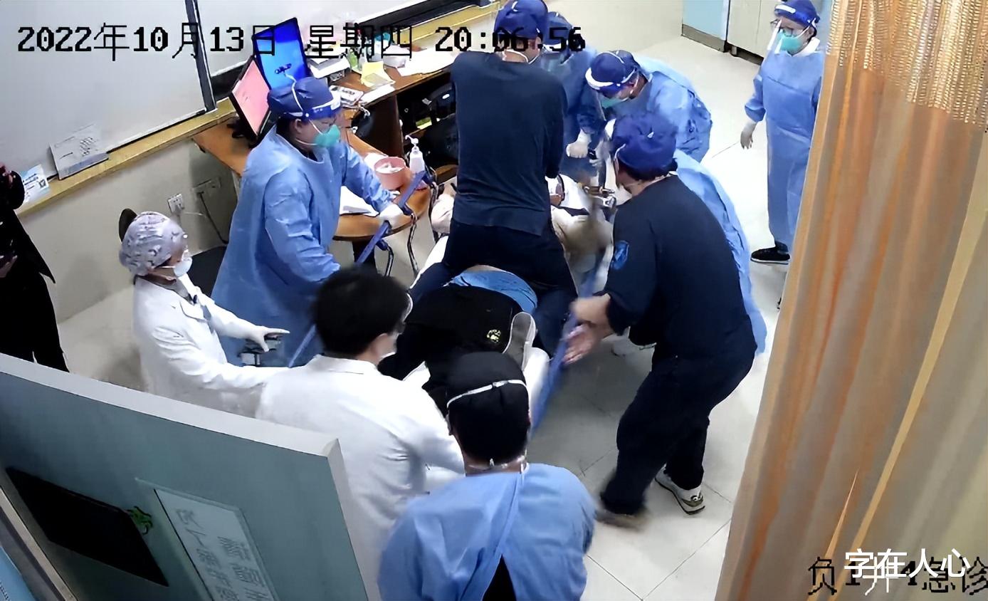 男子在医院心脏骤停,男护士上床跪救患者心脏复苏,把病人救活!