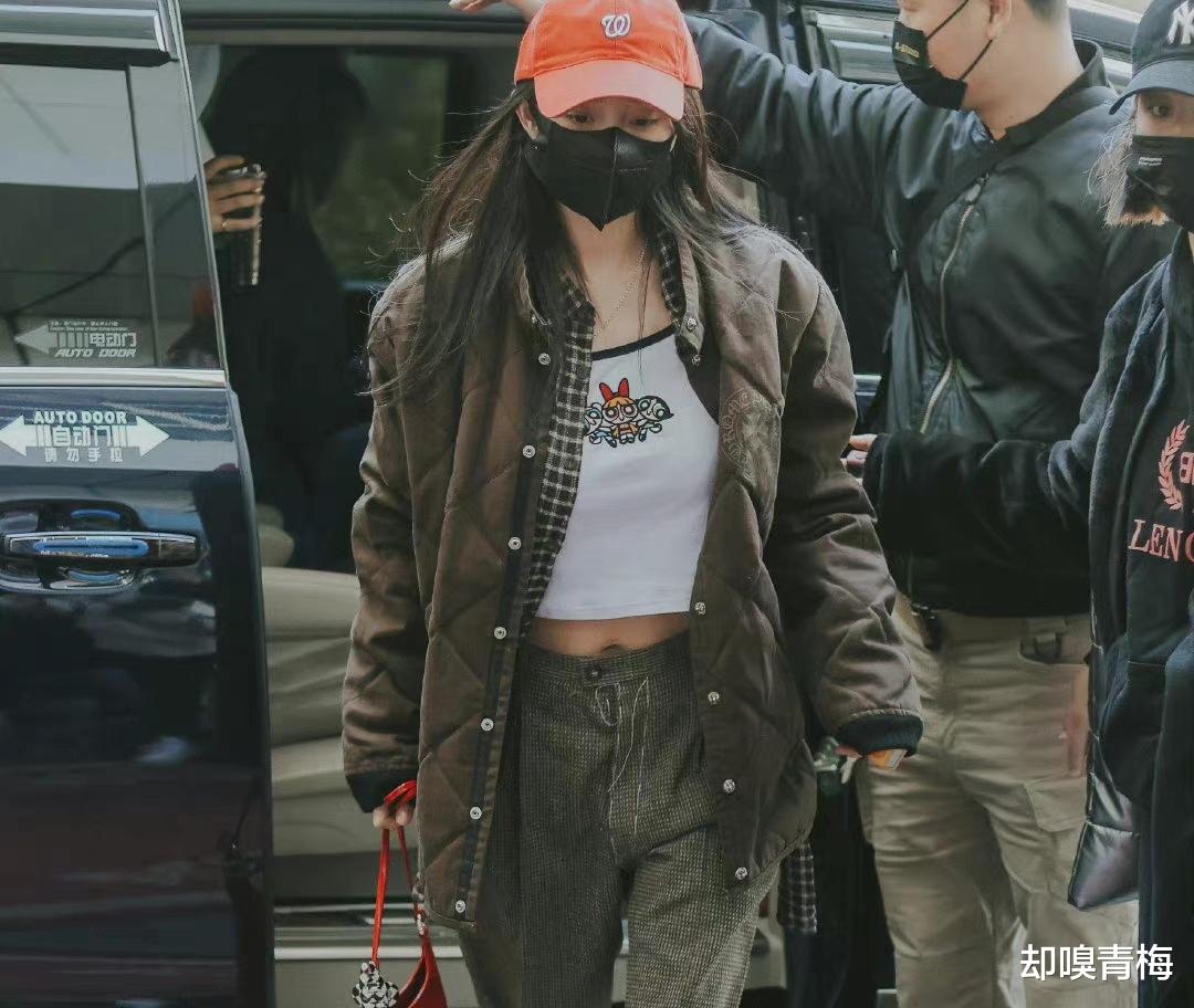 杨幂|杨幂零下5度穿“吊带”露肚脐？低腰裤示范错误穿搭，一个细节让粉丝哭了