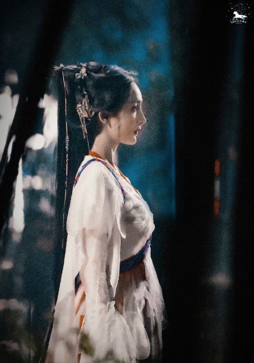 杨幂|杨幂受伤后首次复工，路透照看不见眼角疤痕，与龚俊搭档CP感足