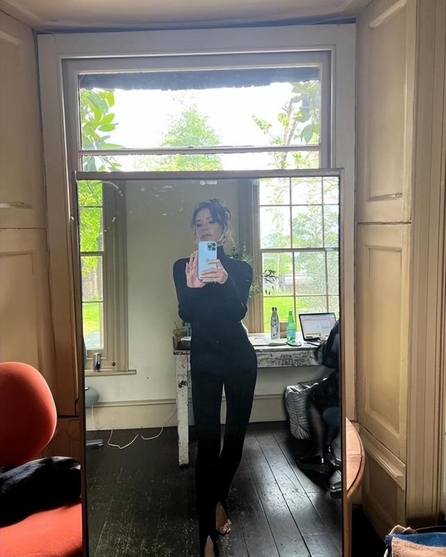 贝克汉姆|贝克汉姆48岁爱妻晒镜前身材，光脚美腿引老贝大赞，自律使人优秀