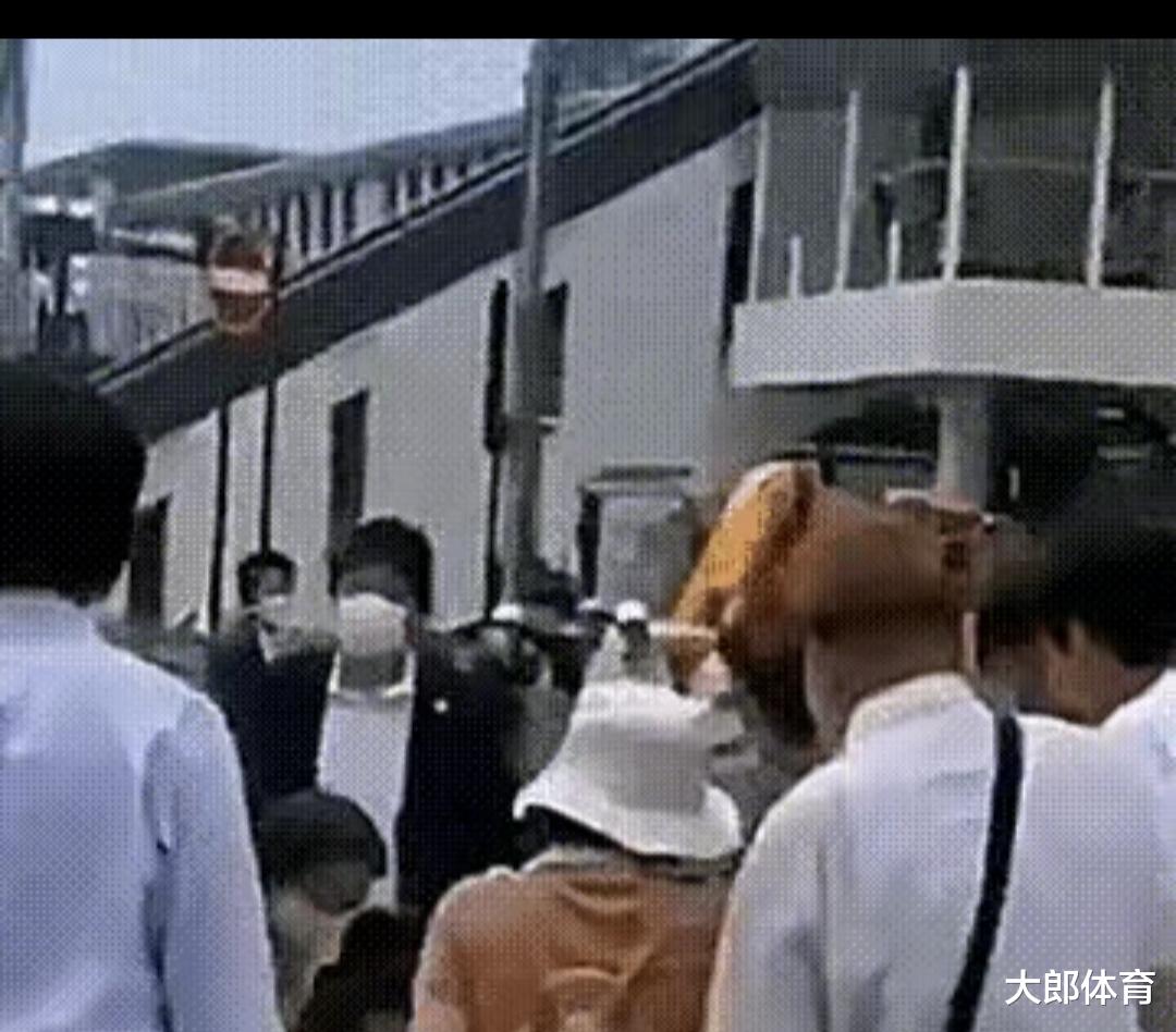 网友表示可以吃席了,一大堆博主出来洗地