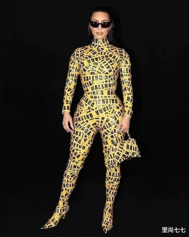 金·卡戴珊|仿“木乃伊”？金卡戴珊太用力，全身绑胶行动受阻还不能吃喝