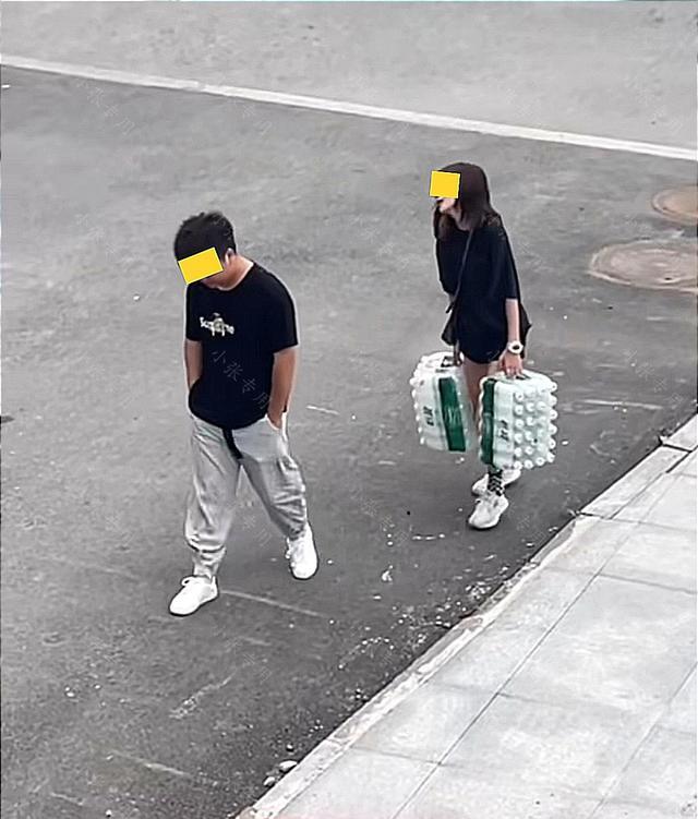 女子提2箱矿泉水,寻求男友帮助,没想到男友将矿泉水放女子肩上
