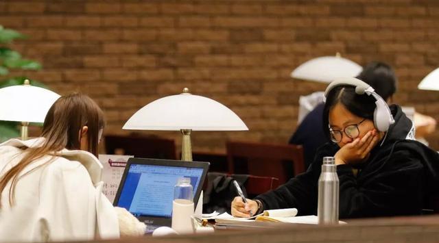 求职|“名校毕业工作也难找”？985博士投递十几次均落选，原因很现实