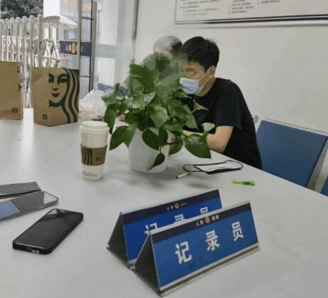 男子醉酒踹车发泄,醒酒后发现多了几个脚印,路人:150万准备好