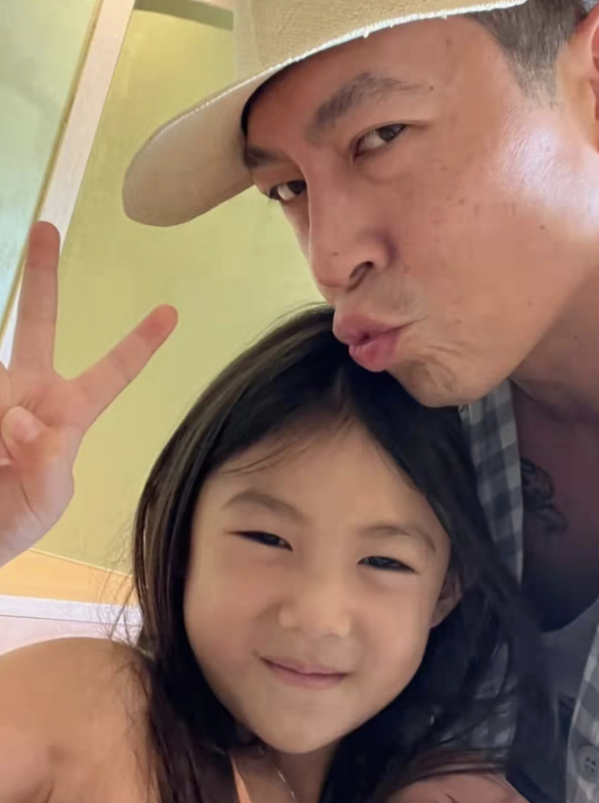 陈冠希|陈冠希晒与女儿的亲密合影，嘟嘴送吻Alaia，被网友调侃是小跟班