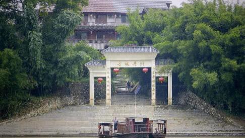 古镇|中国唯一在水上的古镇，至今不通车、不修桥，只有坐船才能到达！
