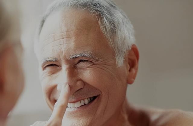 甘油|男人50岁后眉毛变长，意味着什么？医生说出原因，心中有数了