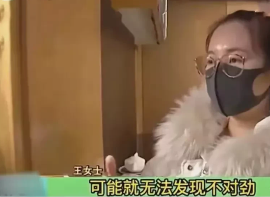 陕西,西安。强先生去吃饭,自带了两瓶茅台酒,期间服务生在调包真酒时被抓个正着