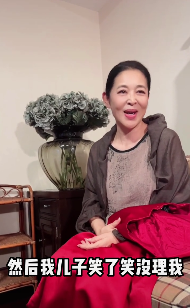 倪萍|63岁倪萍现身模样大变,身材暴瘦成大小眼,和儿子开玩笑好温馨
