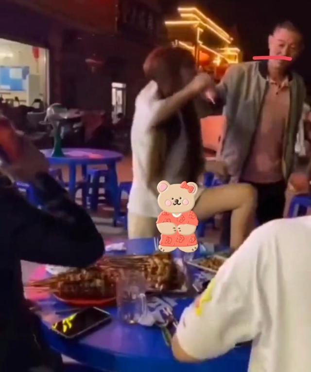 女生跟男子烧烤摊喝酒父母来抓母亲朝屁股踢几脚网友称:是亲生的