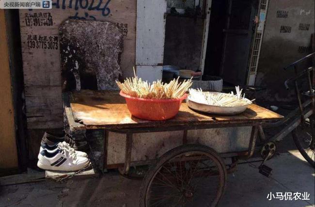 外国小哥收一次性筷子年赚百万,清洗干净注入树脂变家具,不简单