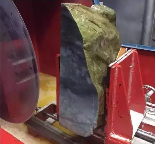 翡翠|200万的翡翠原石切出上百条手镯,这运气谁还有?