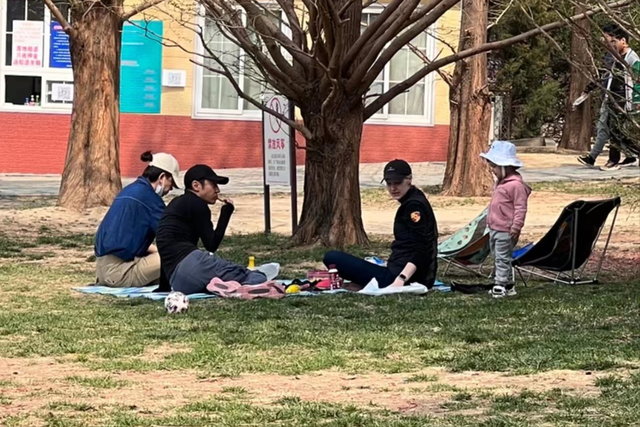 撒贝宁|撒贝宁陪家人出游，太太及龙凤胎颜值高引关注，小撒低调保持距离