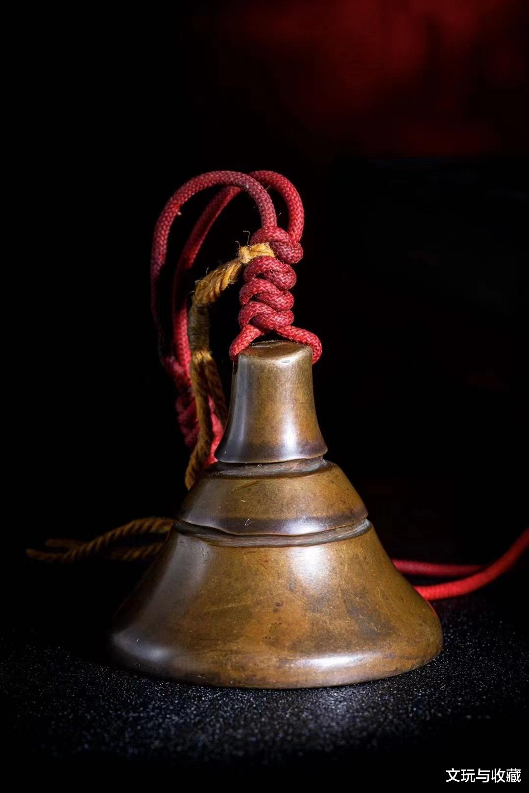 翡翠手镯|你不认识的藏区老文玩，它可是有名的法器，别当成降魔铃