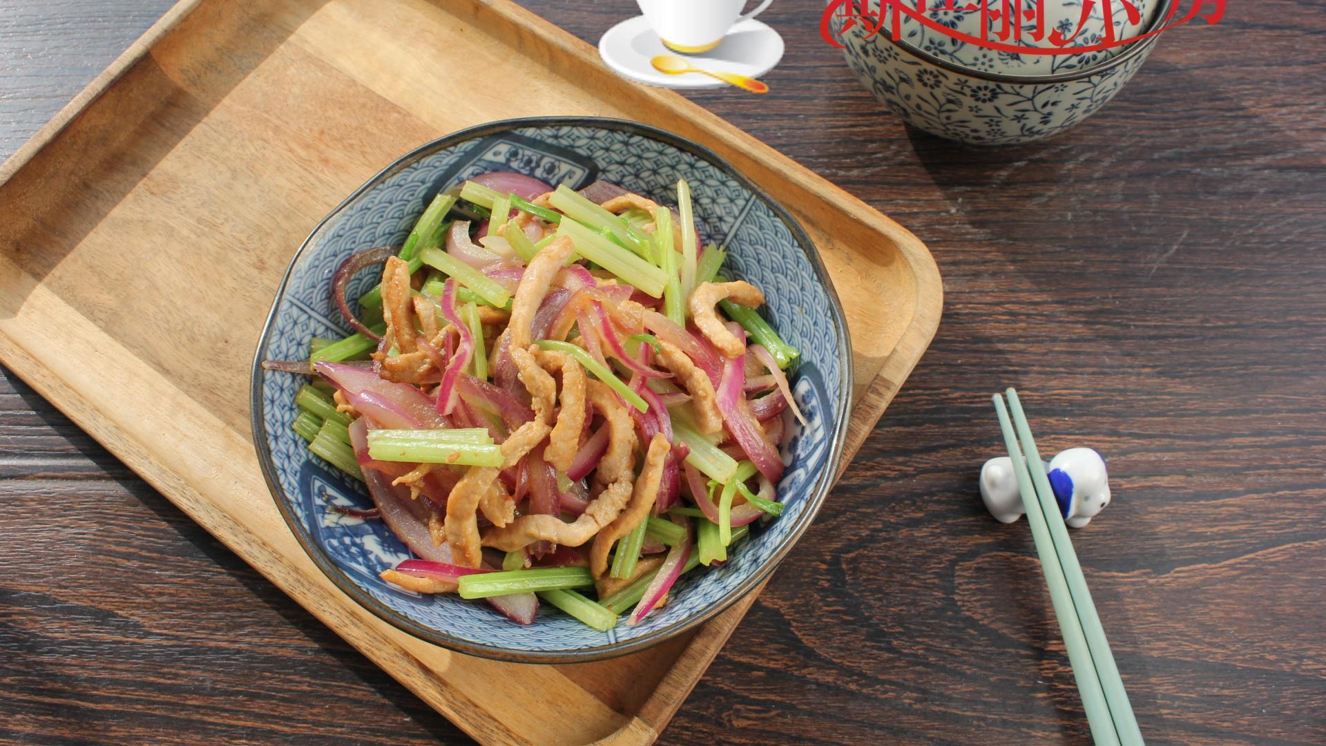 芹菜|秋天这菜三天两头必做一次，鲜美不贵又滋补去燥，上桌每顿必吃光