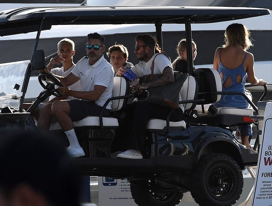 维多利亚·贝克汉姆|小贝一家继续游艇度假！贝嫂穿黑裙小七又胖了，囧三秀8块腹肌