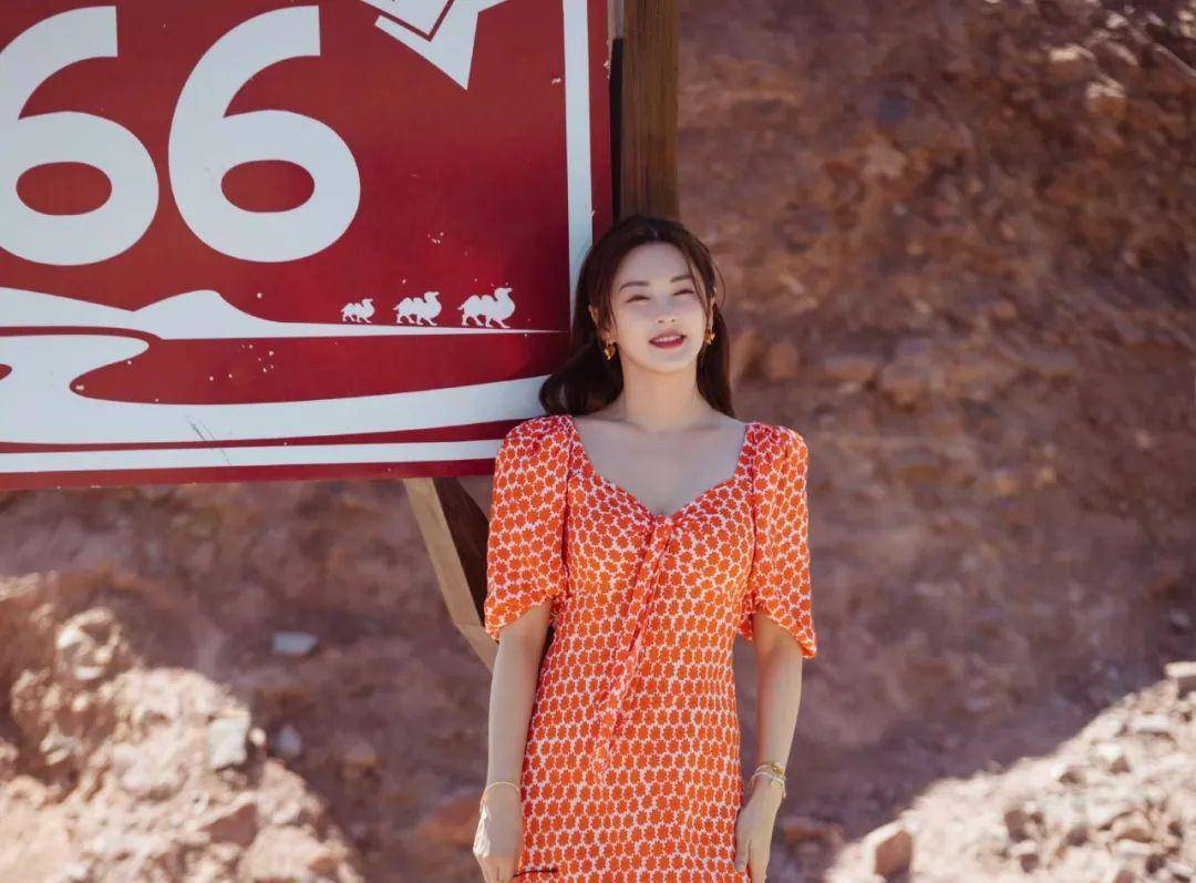 张雨绮|张雨绮带着小8岁男友,身穿薄纱裙时尚玩自驾