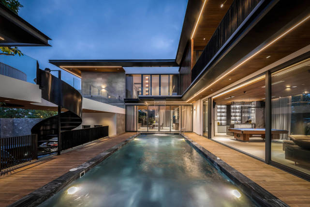 这栋750㎡豪宅，让我见识到了养老房的“天花板”，自建小型公园