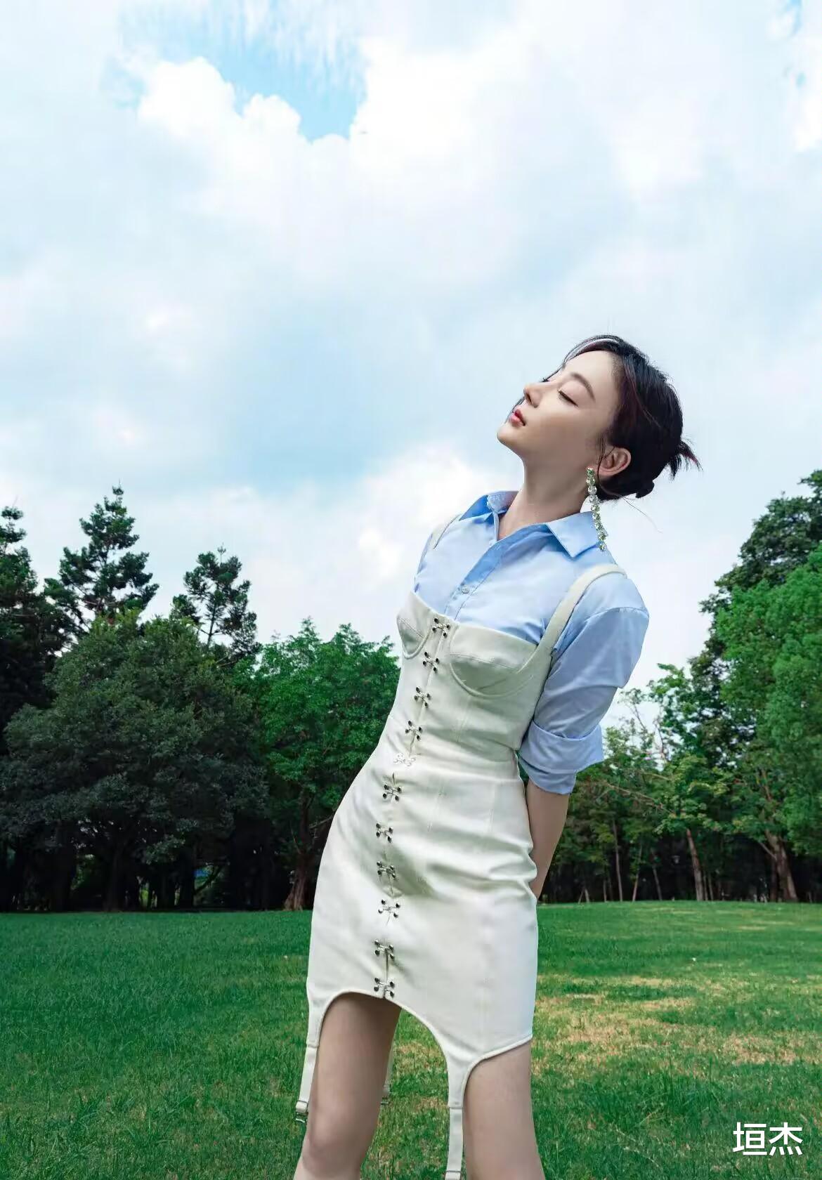 穿衣搭配|袁姗姗带火一种混搭叫“里面去上班,外面去约会”,显瘦又时髦