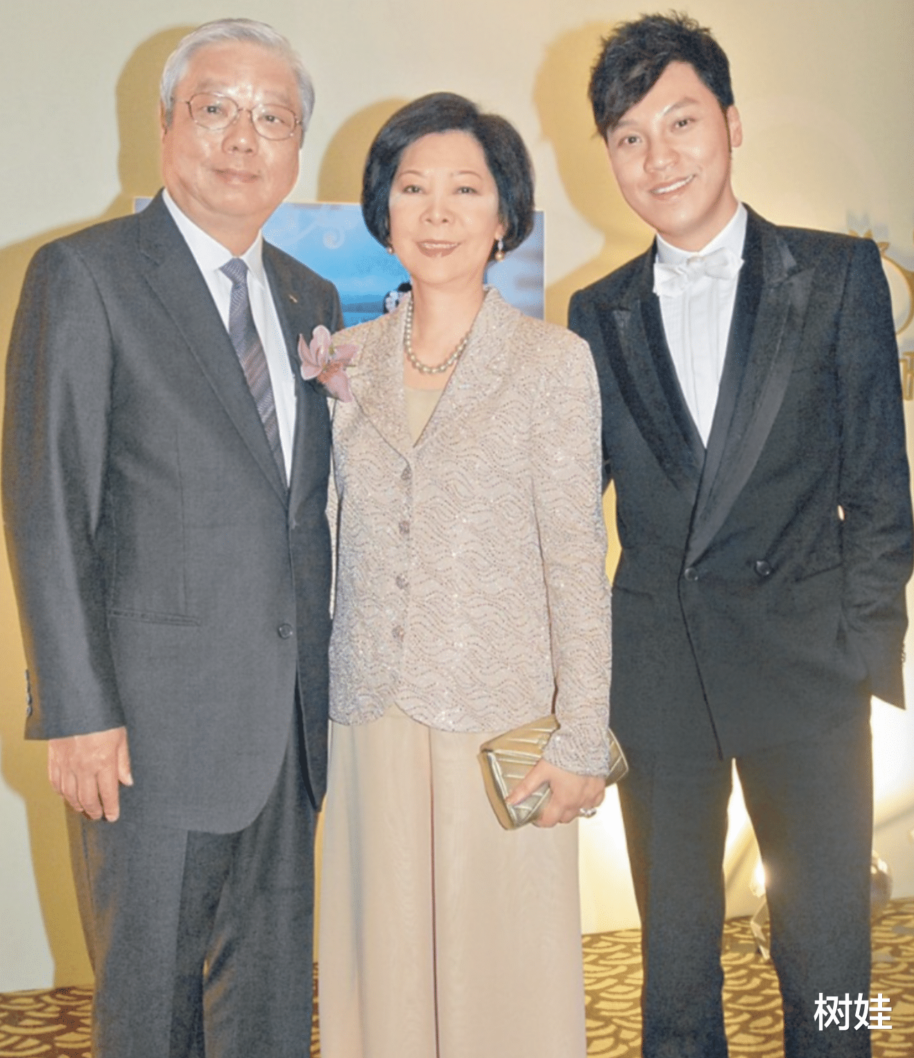 郑嘉颖|王贤志为母亲办告别仪式，与丈夫联名送心形花圈，郑嘉颖到场送别