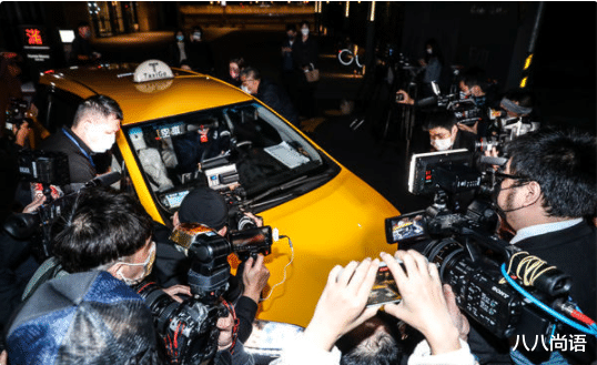 具俊晔|具俊晔为见大S换新装，穿格纹衬衫戴黑边儿眼镜，53岁状态真斯文