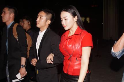邹市明|邹市明携爱妻出席酒会，38岁冉莹莹争议动作，一旁男性朋友被惊到