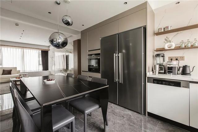 177㎡现代艺术宅,玻璃隔墙通透大气,电视墙的隐形门也很高级