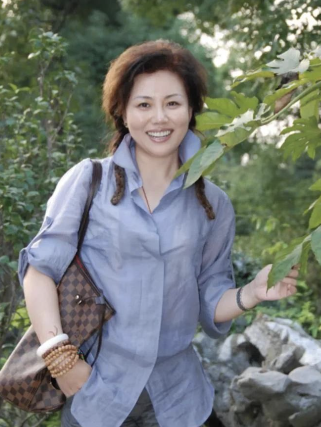 方静|央视女主播方静:一生未婚,身陷“间谍门”,患癌早逝痛了父母心