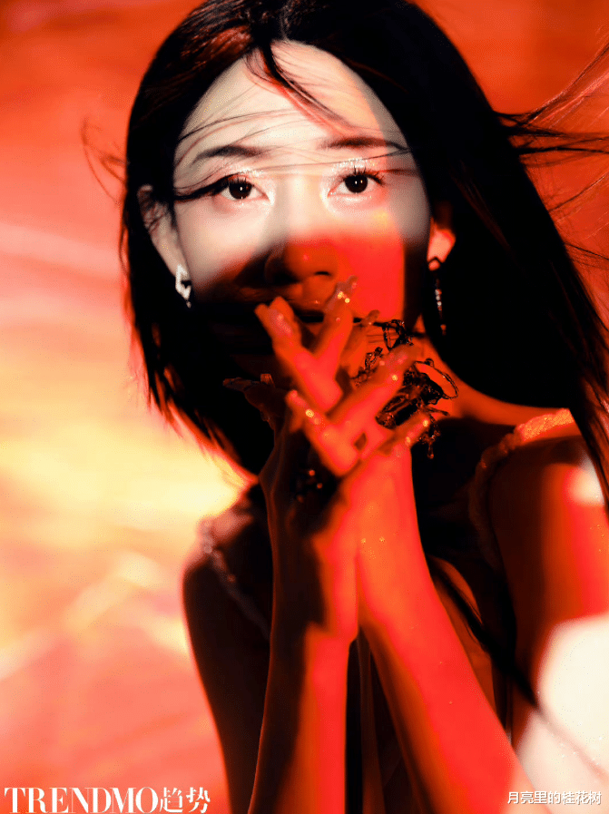 郭晓婷|郭晓婷炫彩光影大片,燕尾眼线太吸睛,淡妆浓抹总相宜