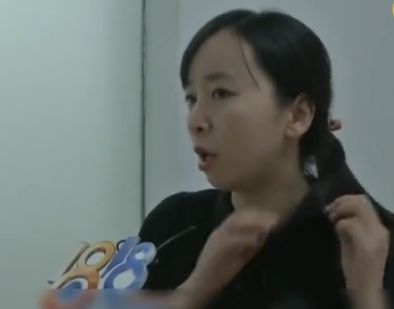 老师剪掉女孩一撮头发,爸爸向老师索赔2万:坏了我生意