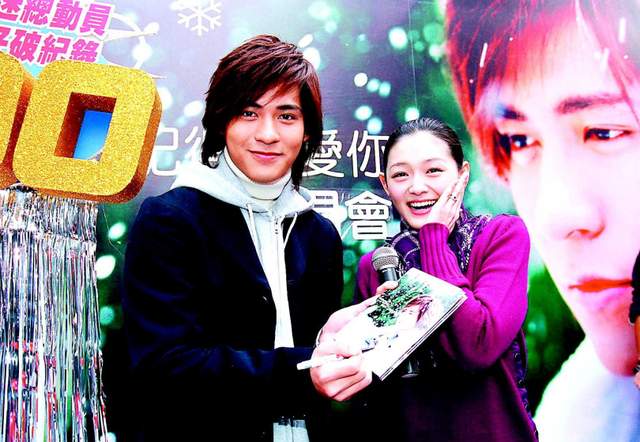 周渝民|周渝民为老婆庆祝35岁生日,夫妻甜蜜合影曝光,由6岁女儿拍摄